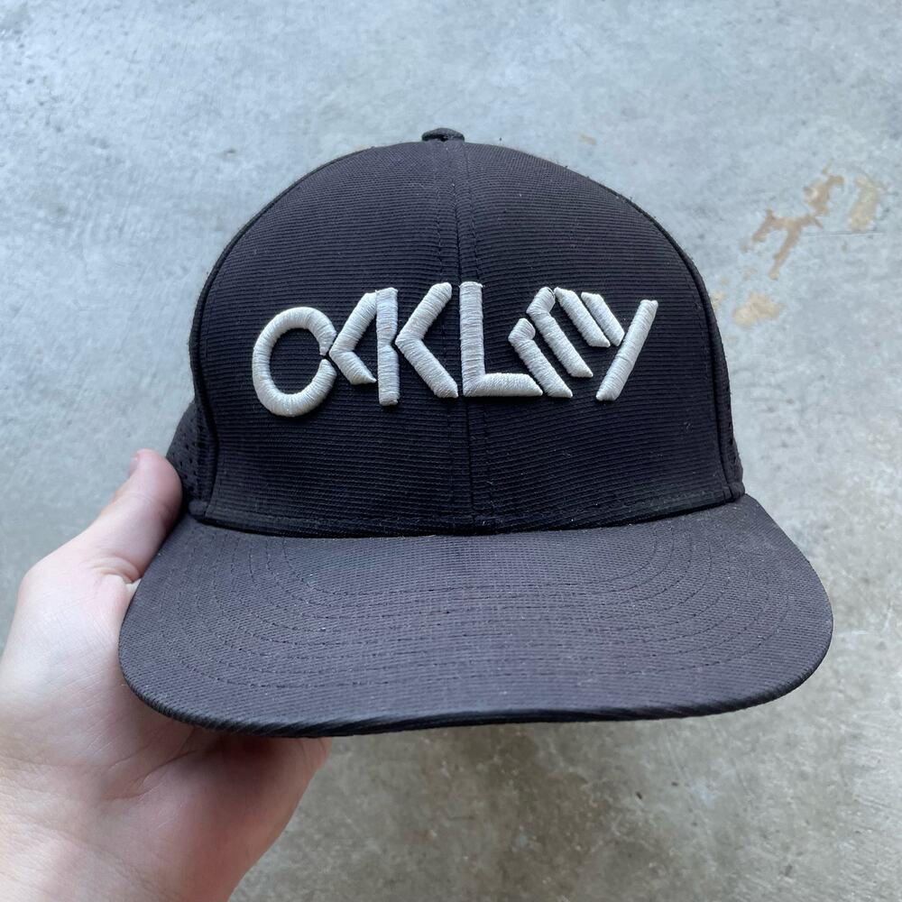VINTAGE OAKLEY HAT BLACK SNAPBACK